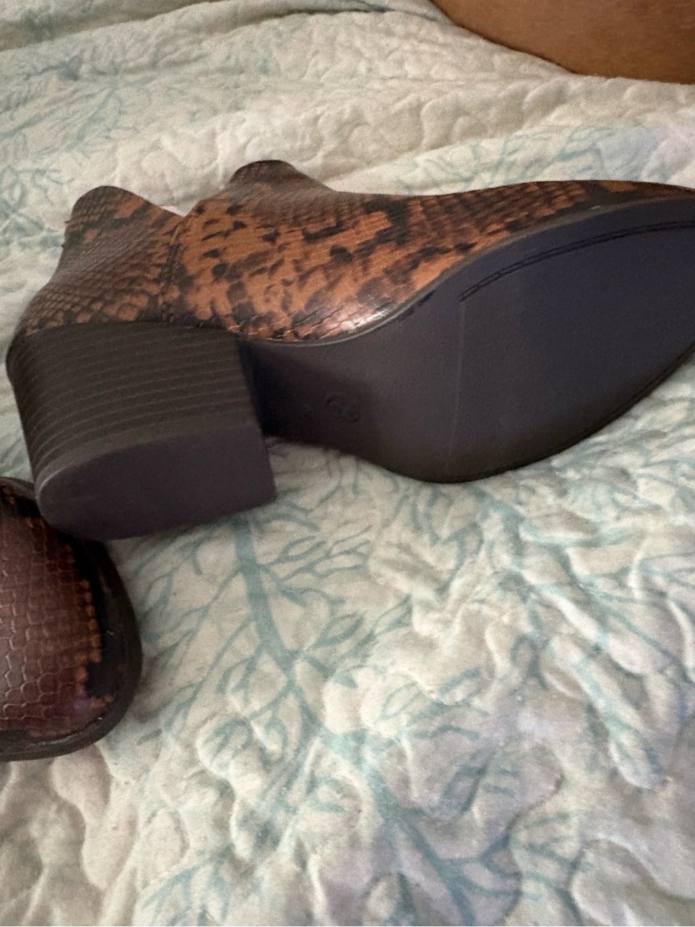 SO Brown Snakeskin Print Ankle Booties Size 8 NWOB

Description

Never-worn SO a